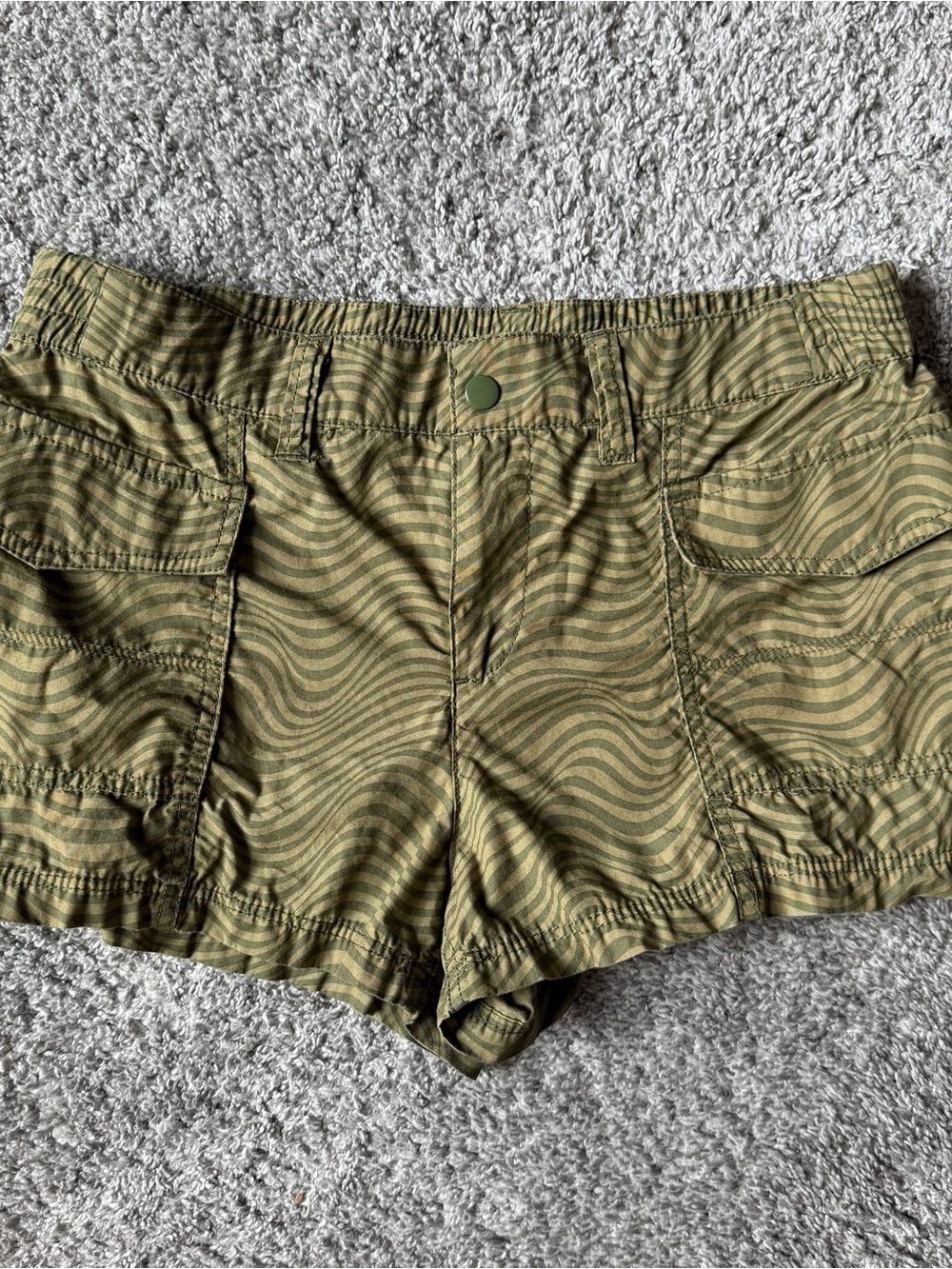 H&M Divided Green wavy stripe pattern cargo shorts women’s 6, summer shorts